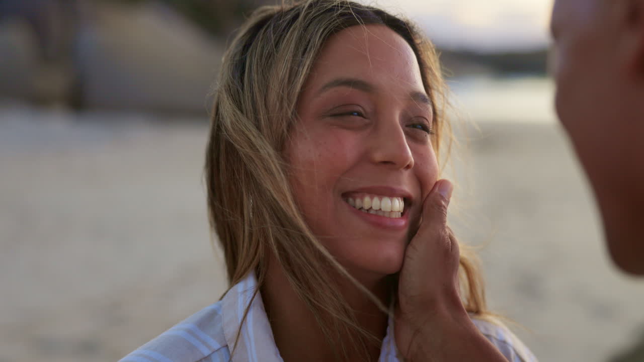 Liefde, aanraking en blije vrouw met man op strand