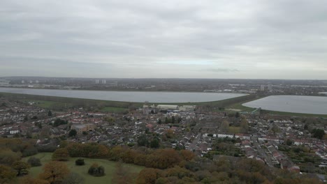 North-Chingford-Con-Embalses-En-El-Fondo-Essex-Imágenes-Aéreas-4k