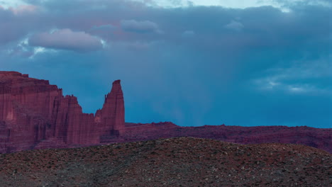 Espectacular-Cielo-Del-Atardecer-Sobre-Formaciones-Rocosas-Rojas-En-Moab,-Utah