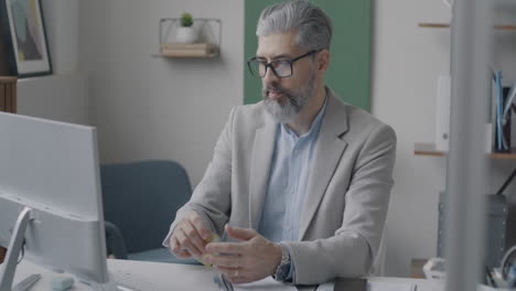 businessman paying online