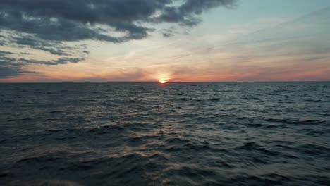 Puesta-De-Sol-Dorada-En-El-Mar-Báltico-Con-Nubes-Dramáticas