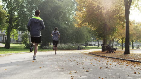 Group-of-runners-running-in-park-wearing-wearable-technology-connected-devices