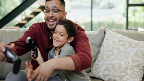padre e hijo jugando videojuegos