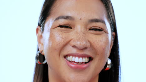 mujer, cara y sonrisa con belleza en el amor propio