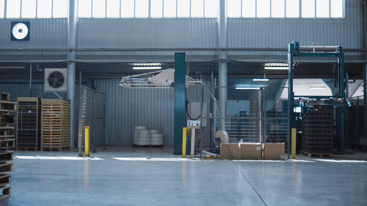 Prodotti in un grande magazzino industriale, pronti per la spedizione, all'interno di un complesso di distribuzione.