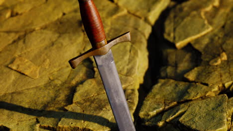 la espada excalibur en la piedra rocosa al atardecer