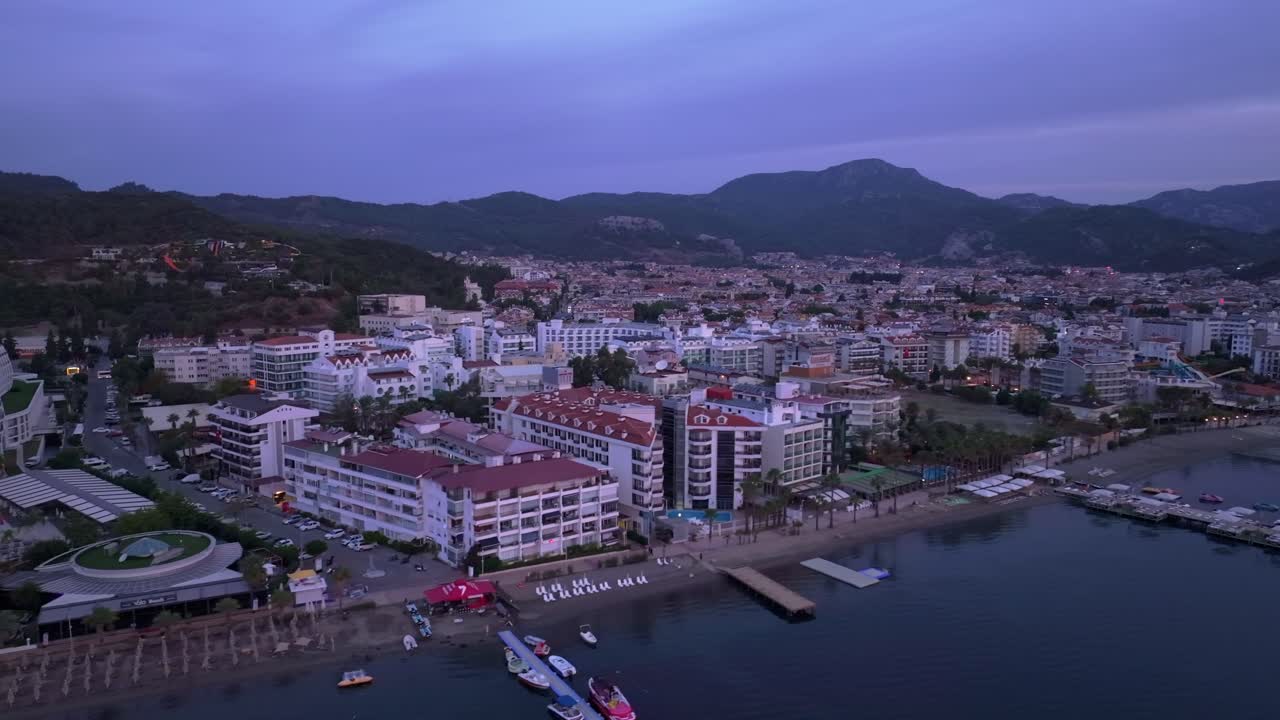 Vista aerea dell'alba sul porto di Marmaris con barche ancorate, Turchia