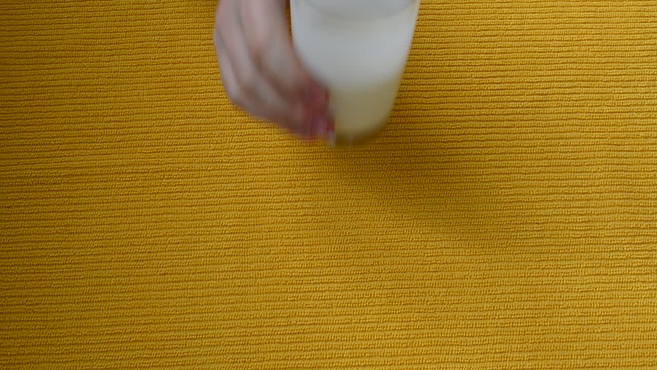 Bicchiere di yogurt. Beviamo yogurt da un bicchiere