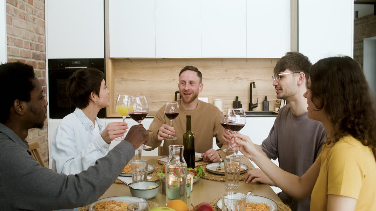 Amici a un pranzo celebrativo