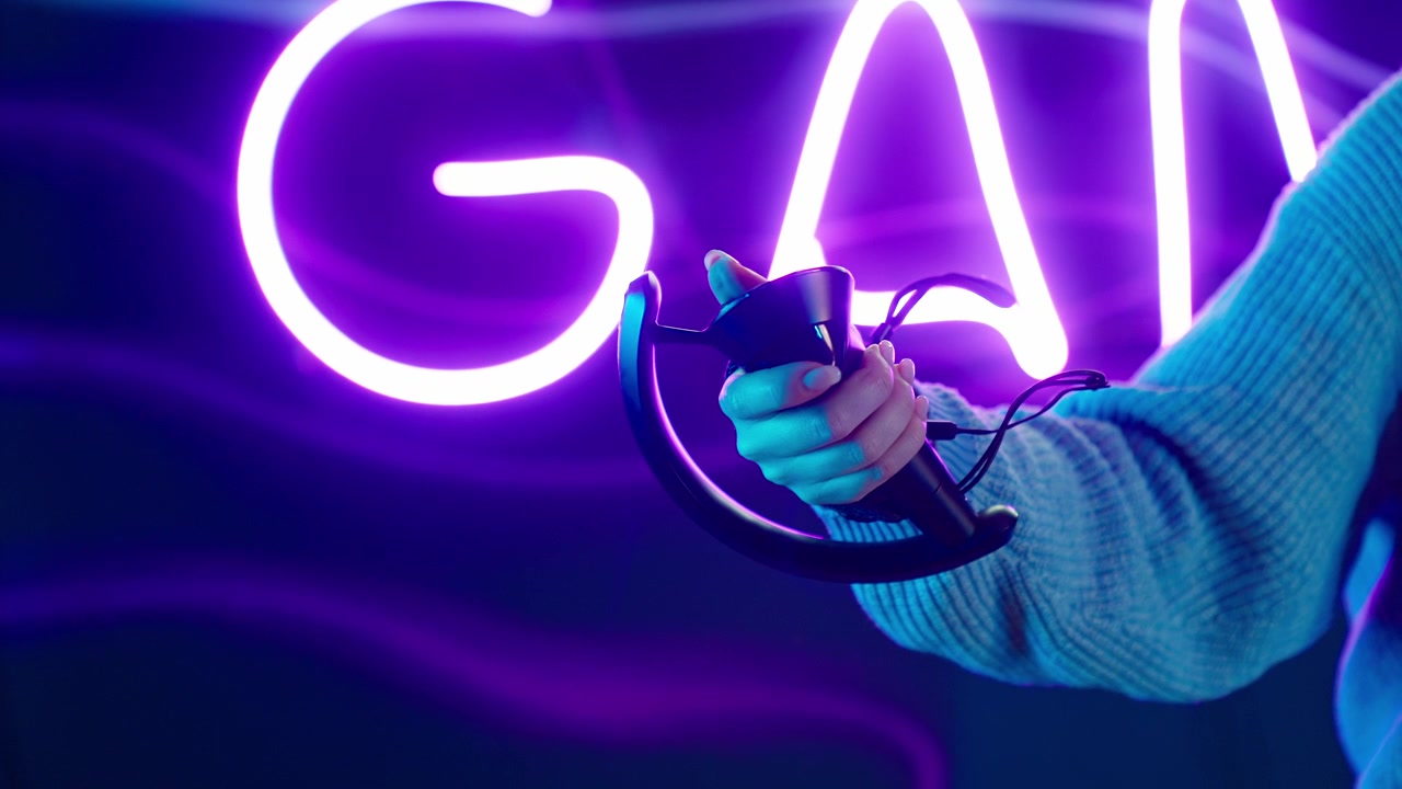 Mano di un giocatore che usa un controller VR con luci al neon
