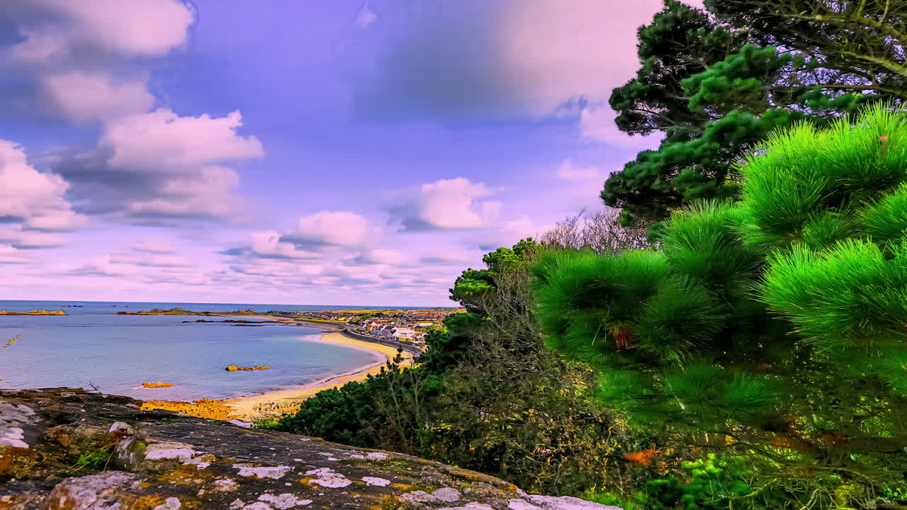 toma de tiempo de nubes blancas que soplan sobre el mar junto a la isla gurnsey en el canal inglés frente a la costa de normandía, que es parte de la alguacilazgo de guernsey