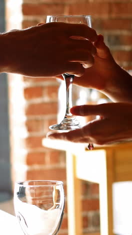 sección media de la pareja que tiene vino tinto