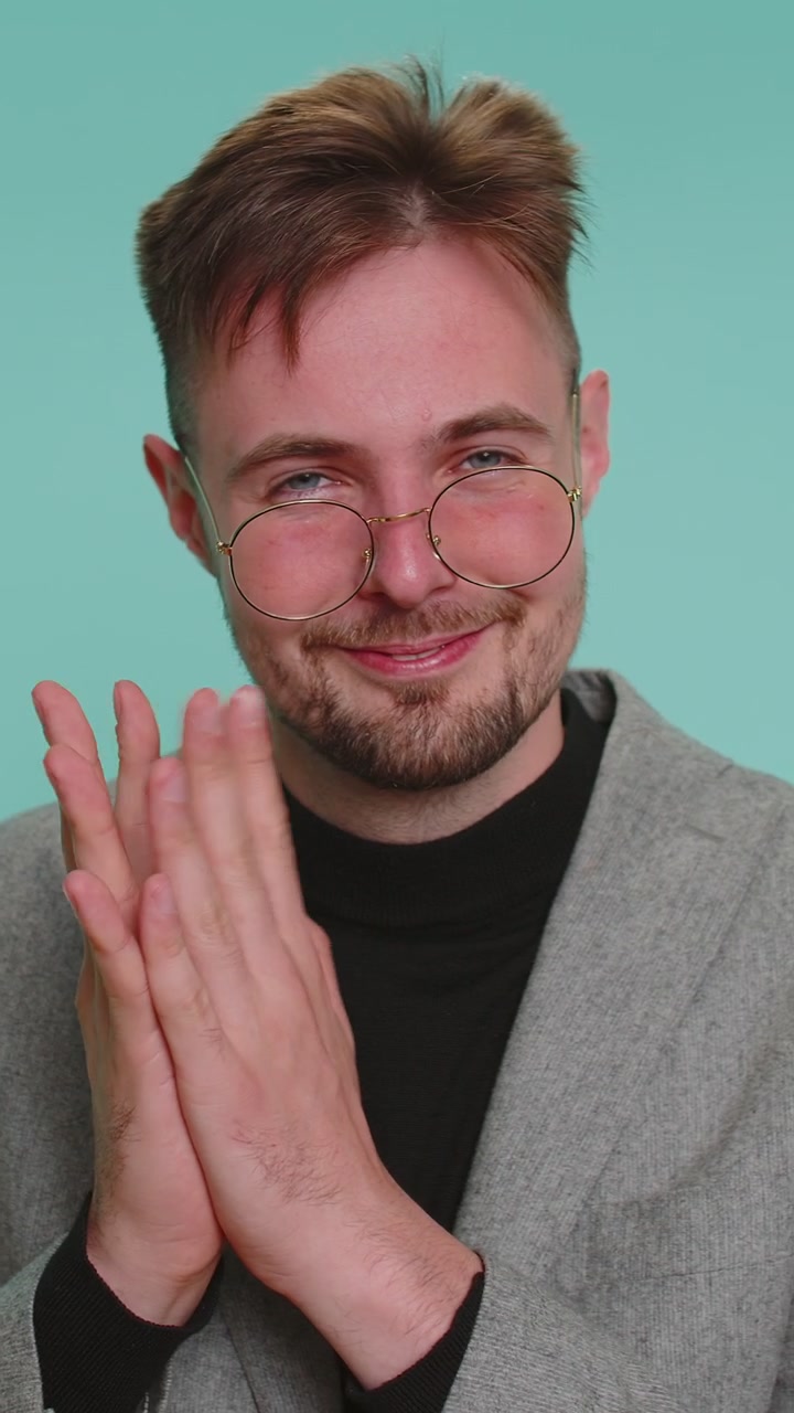 Uomo furbo e furbo con la faccia ingannevole che pianifica un piano malvagio che pensa a idee cattive scherzi scherzi