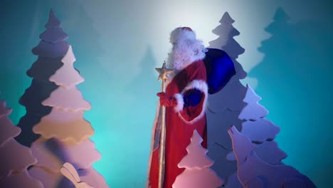santa claus con una gran bolsa de regalos de navidad está caminando en el bosque de cuentos de hadas