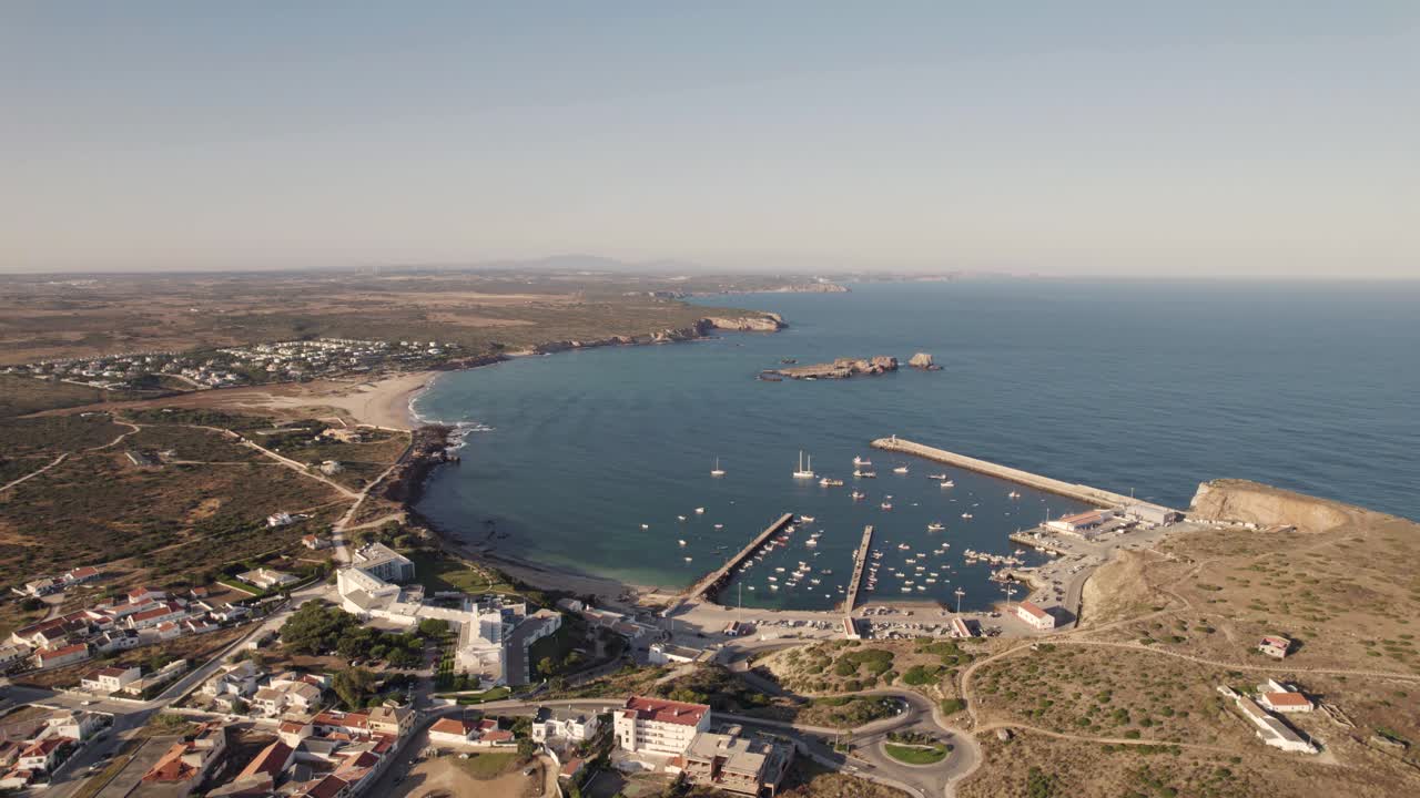 Vista aerea in ascesa sopra una rotonda che si affaccia sul porto di Sagres in Portogallo