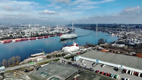 Vehicle-Carrier-Ship-Cruising-On-Fraser-River-In-Delta,-BC,-Canada