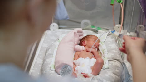 bebé prematuro en cuidados intensivos infantiles