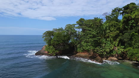 Captura-Elevada-De-Las-Maravillas-Naturales-De-Gandoca-manzanillo,-Donde-La-Tierra-Se-Encuentra-Con-El-Mar.