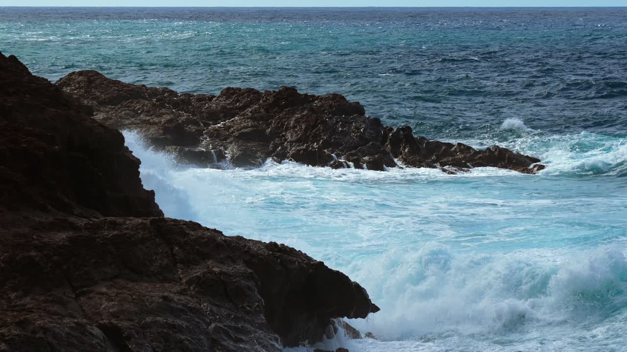 Onde al rallentatore che si infrangono sulla costa vulcanica delle Isole Canarie