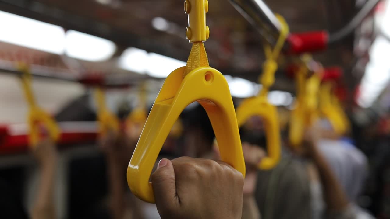 노란색 손잡이를 닫습니다