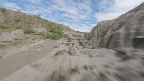 vuelo rápido sobre los famosos cañones de arcilla en el desierto árido del desierto de la tatacoa en colombia