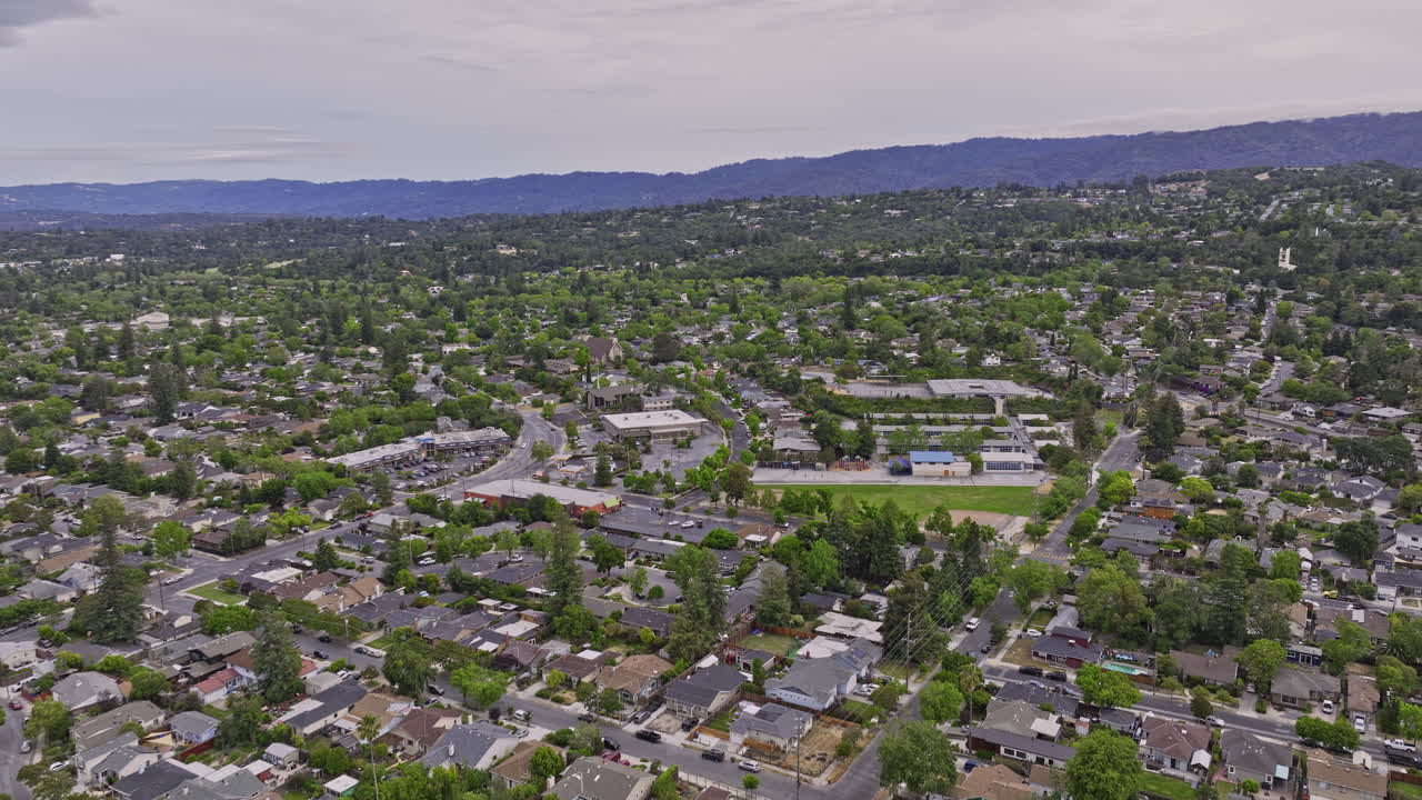 Redwood City California, sorvolo panoramico aereo v2 dei quartieri Roosevelt e Farm Hills con viste sulle colline smeraldo, che riprende case a un piano in stile ranch. Ripreso con Mavic 3 Cine - Giugno 2022.