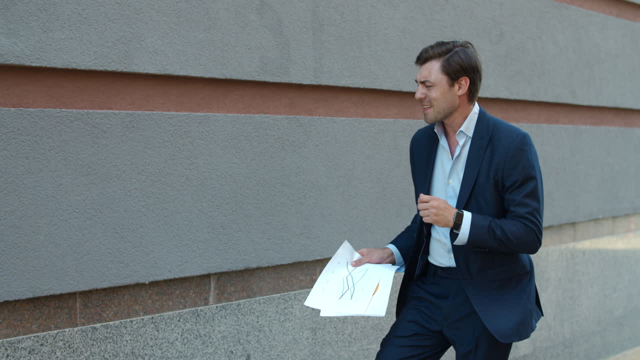 승리를 축하 하는 사업가 의 측면 시각