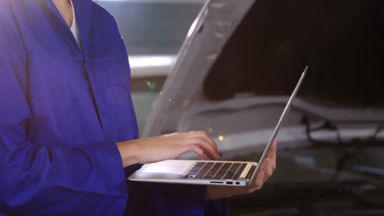 mecánica mujer usando una computadora portátil