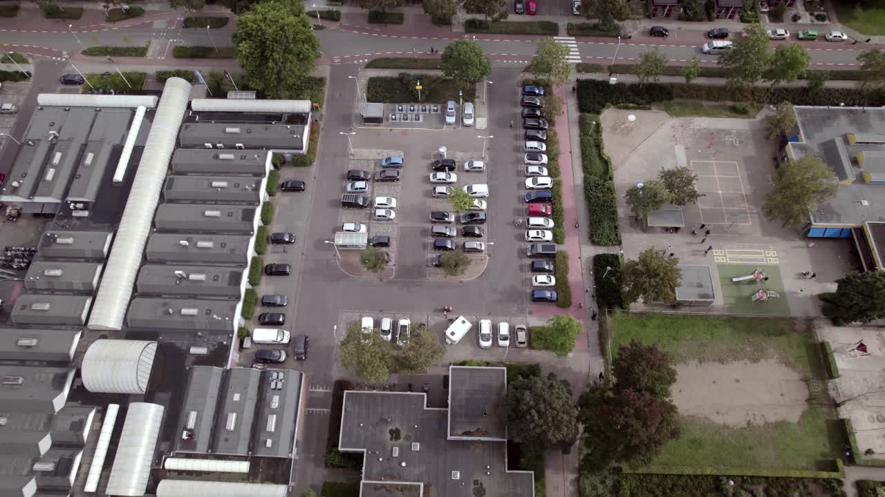Luftfoto af indkøbscenter med parkeringsplads i et hollandsk boligområde