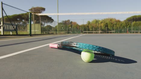 Video-Von-Tennisball-Und-Schläger,-Die-Auf-Dem-Tennisplatz-Liegen