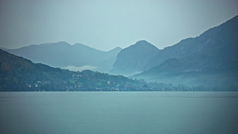 Zeitraffer-Bei-Schlechtem-Wetter-Im-Attersee,-Österreich