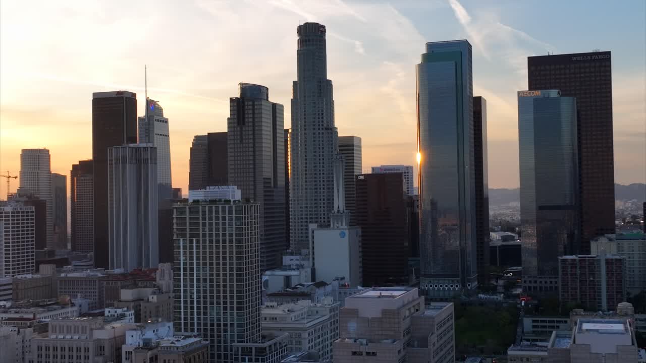 hermosa vista aérea del centro de los ángeles durante la puesta de sol con el sol asomando a través de los edificios