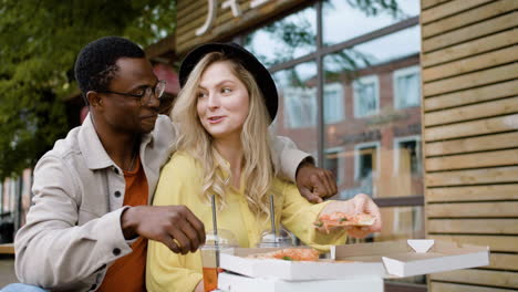 Young-couple-enjoying-meal-outdoors