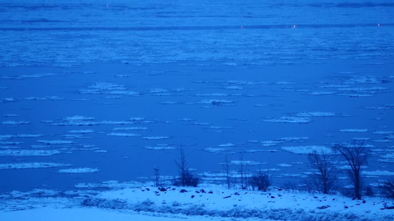 강에서 가속되는 얼음 통과