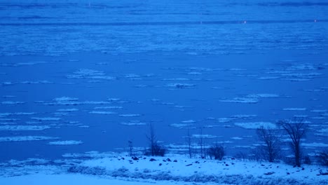 El-Hielo-Pasa-En-Acelerado-En-Un-Rio