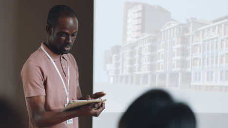Hombre-Negro-Que-Presenta-Un-Proyecto-Arquitectónico-En-Una-Conferencia-De-Negocios