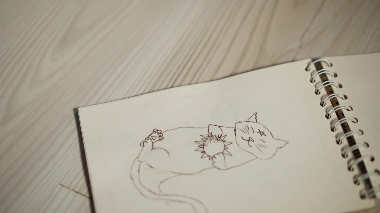 Эскиз вышивки кошки. Рисунок кошки с цветами ручной работы. Декоративный дизайн кошки с цветочными деталями вышивки. Художественная вышивка кошки с цветочными мотивами на уютном рабочем месте для рукоделия