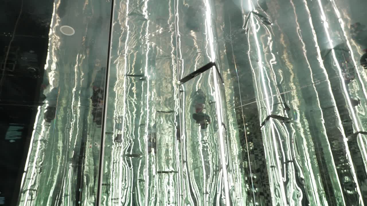 움직이는 대형 거울의 대형 아트 설치 내부