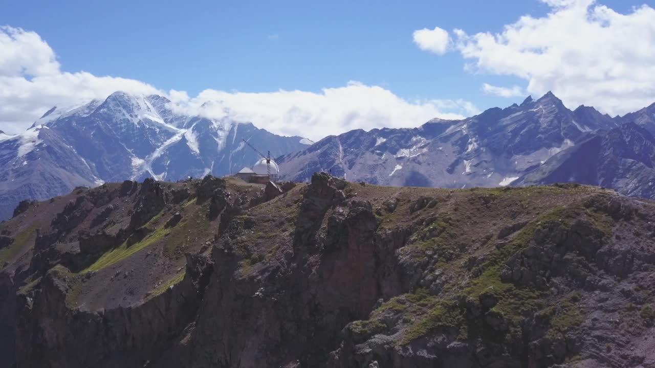 pico de la montaña con molino de viento y nieve