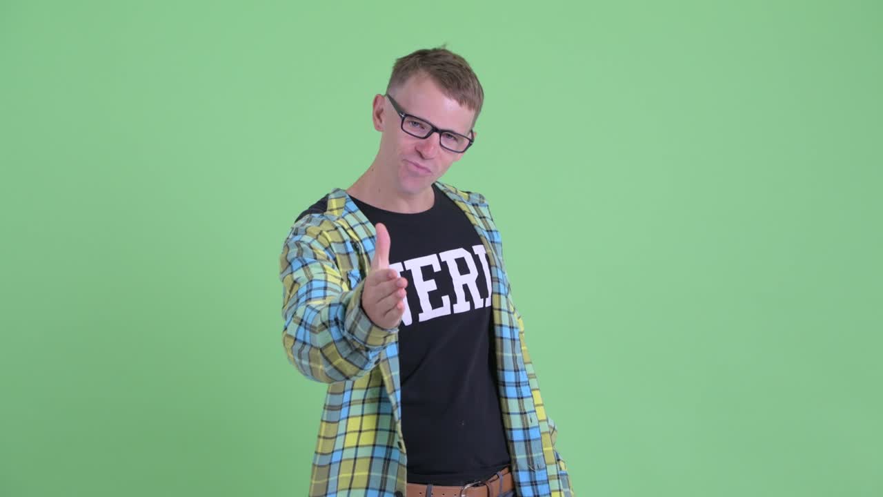 retrato de un hombre nerd con gafas