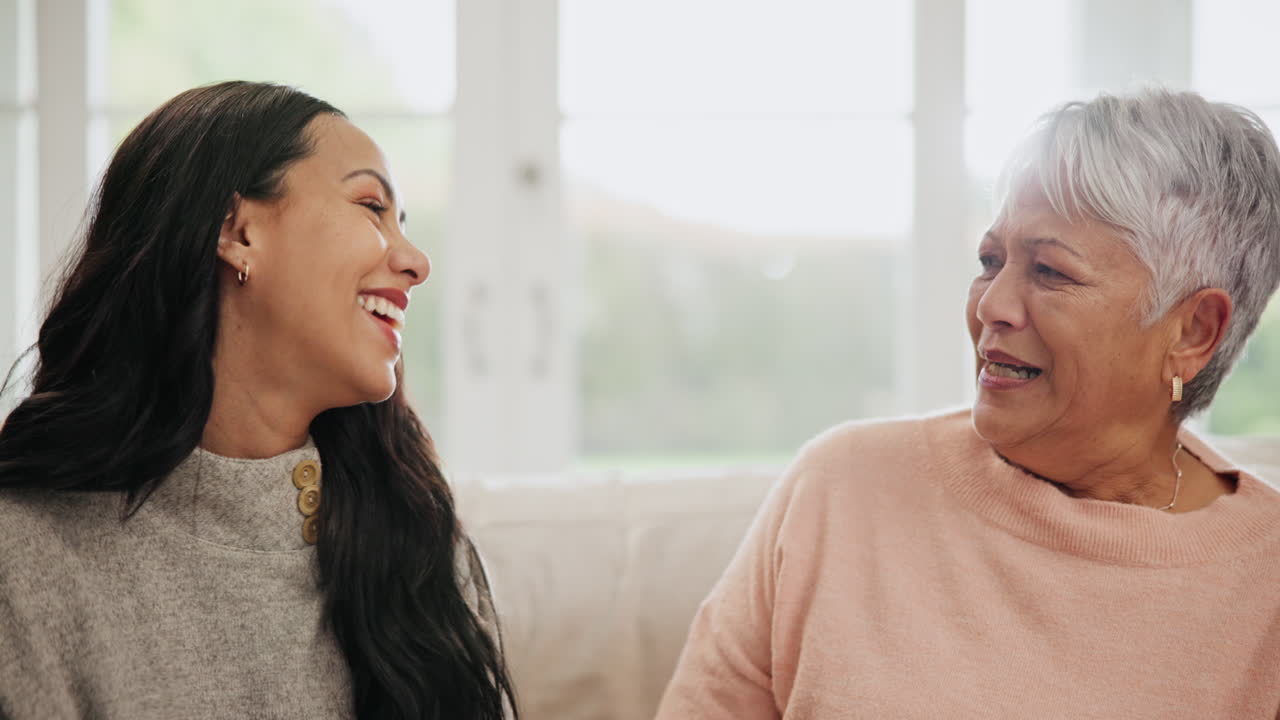 행복, 포옹과 고위 여성의 얼굴