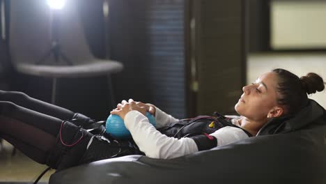 mujer descansando después del entrenamiento de paramédicos