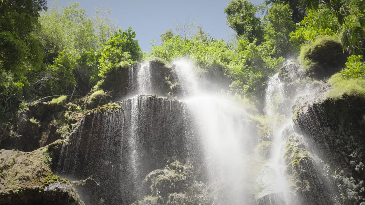 la cascada de tumalog en cebu, filipinas, vista desde un ángulo bajo
