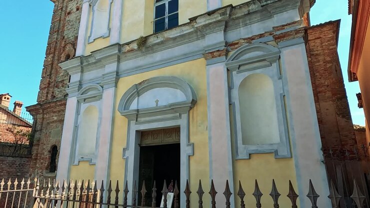 Vista della storica torre dell'orologio a Cuneo, Italia