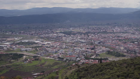 Mirando-Hacia-Un-Paisaje-De-Una-Ciudad-Y-Montañas-En-Pérgamo.