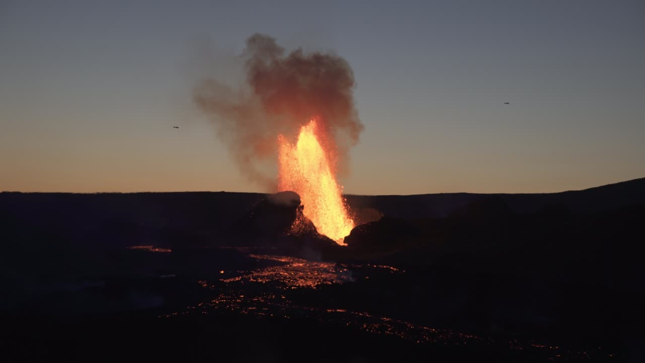 작은 비행기가 강력한 화산 폭발을 통해 날아가는 아이슬란드 2021