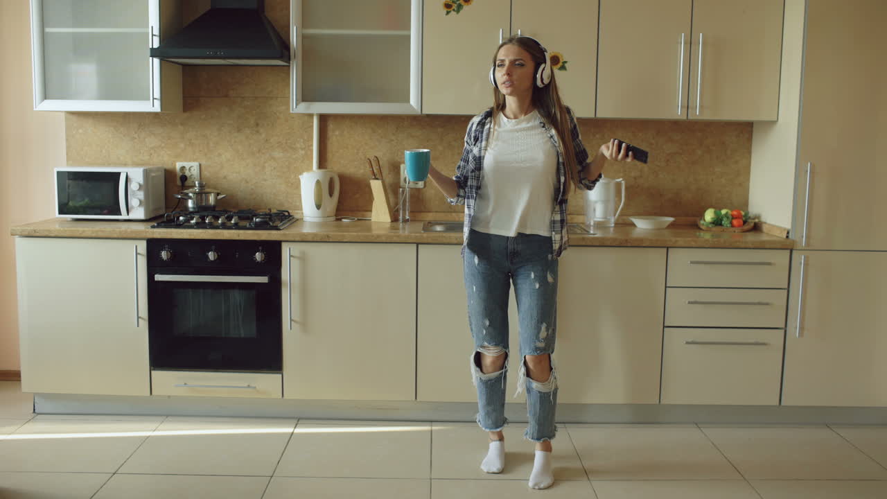 Donna che si gode caffè e musica in cucina