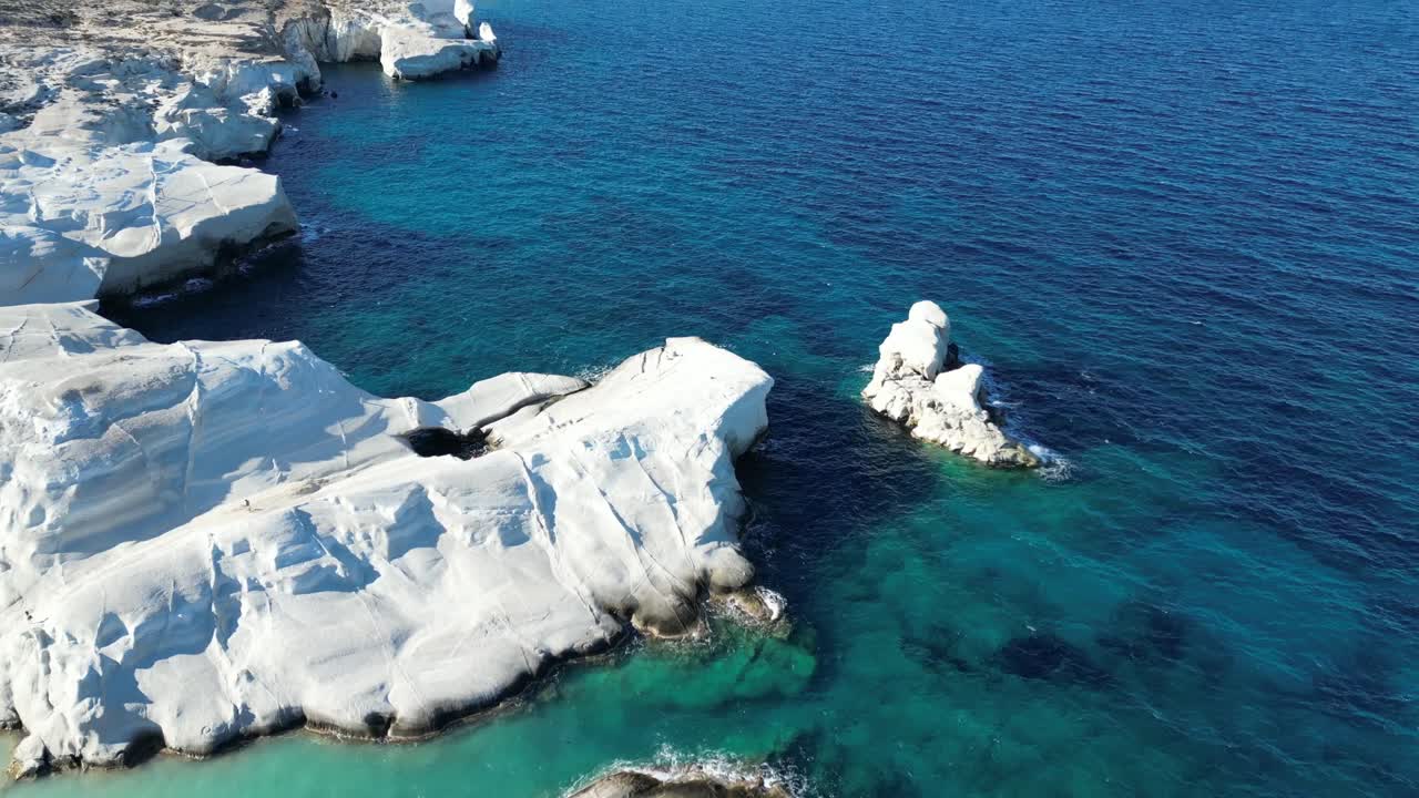 Vista aérea de acantilados volcánicos blancos y agua de mar turquesa