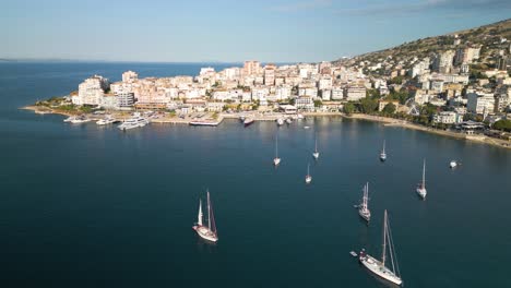 Die-Luftaufnahme-Zeigt-Den-Hafen-Von-Saranda-An-Einem-Typischen-Sommertag-In-Albanien