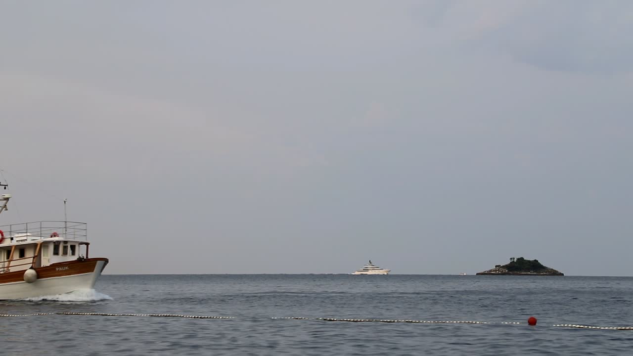 슬로우 모션으로 크로아티아에서 우울한 날에 작은 관광선